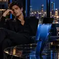 Carolina Herrera Bad Boy Cobalt profumo uomo 100 ml in una composizione fotografica dallo stile contemporaneo
