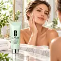 Clinique Redness Solutions Soothing Cleanser in un'illustrazione dedicata alla cura del viso sensibile