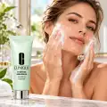 Clinique Redness Solutions Soothing Cleanser 150 ml in una rappresentazione dedicata alla detersione delicata del viso