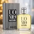 Moschino Uomo Eau de Toilette 125 ml con scatola su sfondo marmo elegante