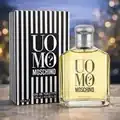 Moschino Uomo Eau de Toilette 125 ml con confezione su sfondo legno