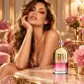 Roberto Cavalli Just Cavalli For Her 90 ml in una raffinata ambientazione pubblicitaria femminile