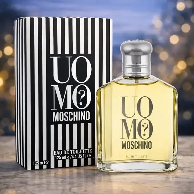 Moschino Uomo Eau de Toilette 125 ml con confezione su sfondo legno